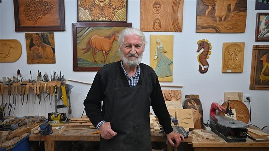 Turqi  79 vjeçari përjetëson kujtimet e tij përmes artit në dru