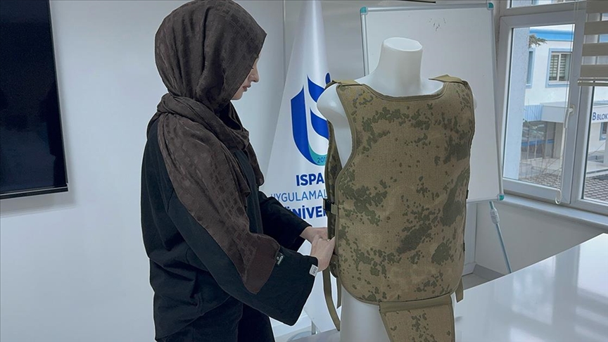 Isparta'da silah sanayi öğrencileri havalı silah mühimmatlarına karşı balistik yelek geliştirdi