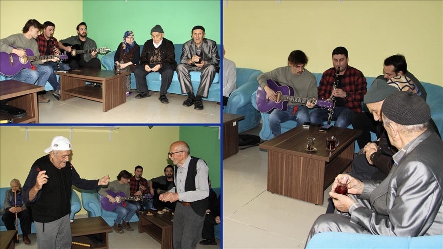 Sinop'ta gönüllü üniversite öğrencilerinden huzurevi sakinlerine müzikli motivasyon