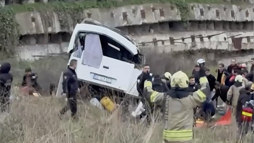 Esenyurt'ta servis midibüsü devrildi