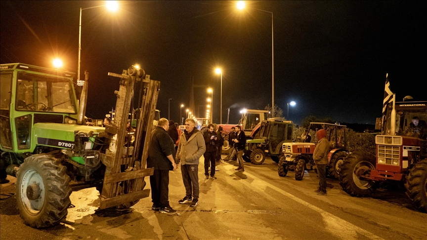 Yunanistan'da eylem yapan çiftçiler bugün Selanik-Atina yolunu kapatma kararı aldı
