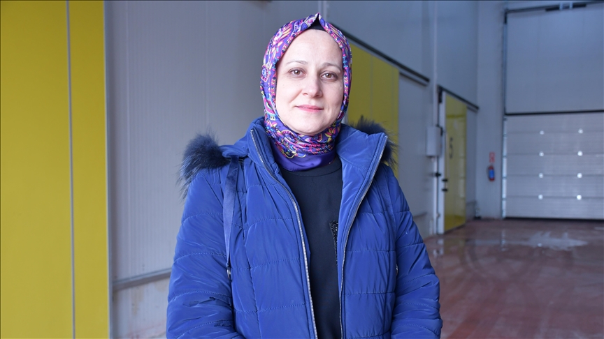 Kadın girişimci devlet desteğiyle kurduğu soğuk hava deposunda köylülerin meyvelerini saklıyor