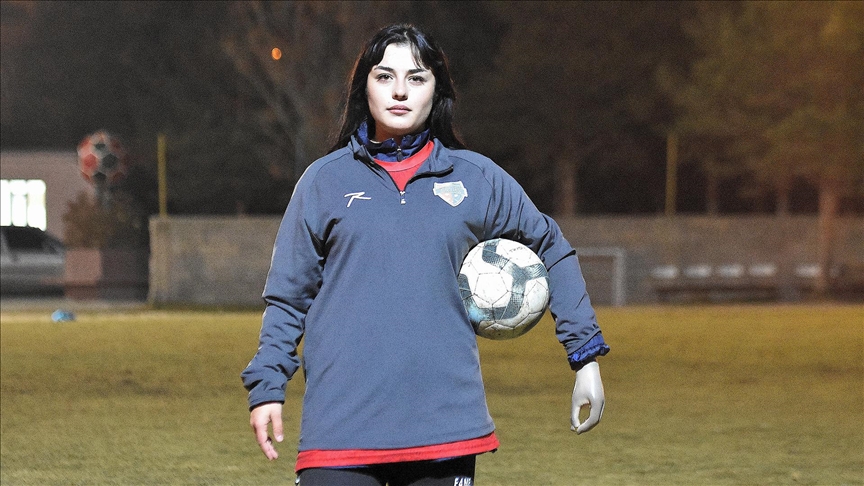 Hümeyra'nın sokaktan yeşil sahalara futbol hikayesi