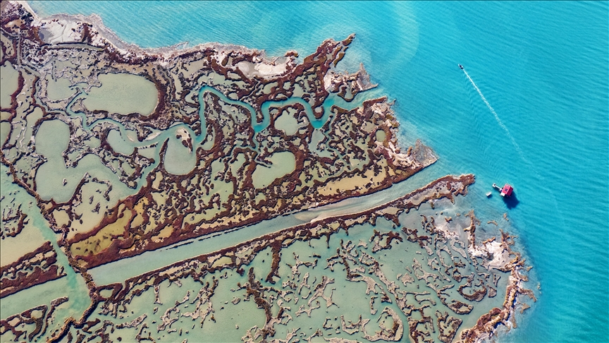 Formacionet natyrore në sipërfaqen e ujit në Lagunën Yumurtalik tërheqin vëmendje me format unike