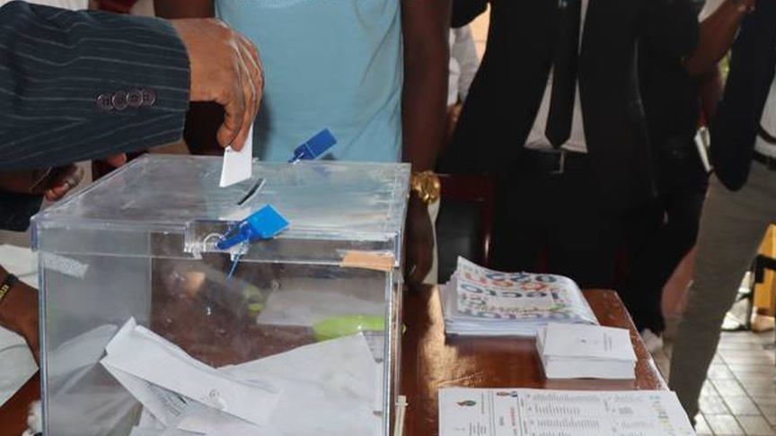 Du coup d’État aux urnes : la Guinée organise une élection historique avec le dirigeant de transition candidat