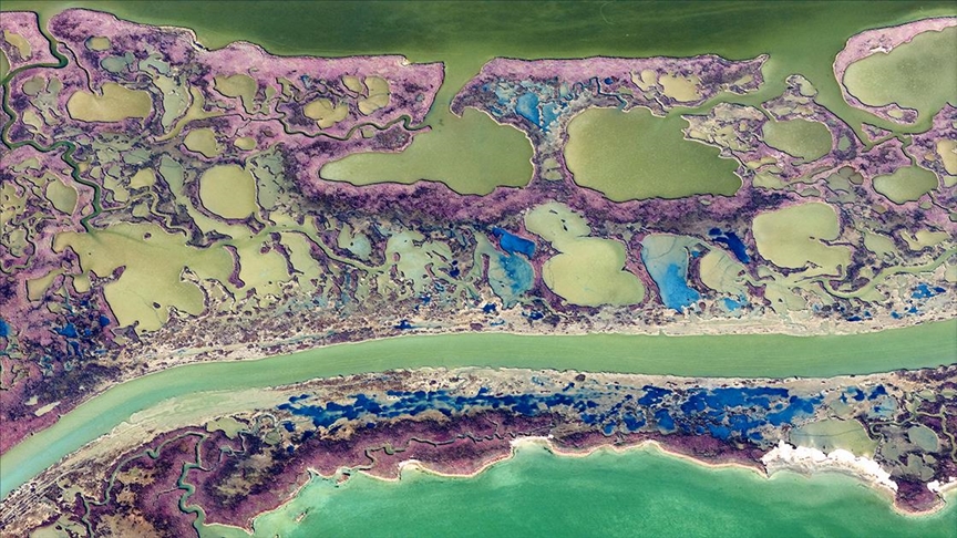 Снимки од воздух ја откриваат надреалистичната убавина на националниот парк „Јумурталик лагуна“ во Адана