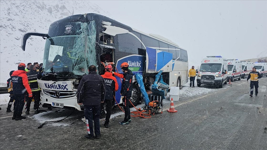 Erzincan'da otobüsün tıra çarptığı kazada 3 kişi yaralandı