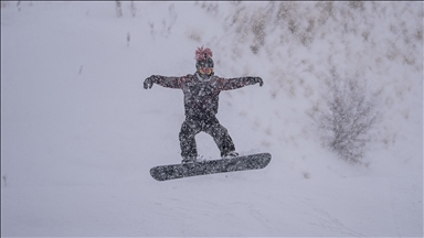 Palandöken'de yoğun kar yağışı altında kayak keyfi yaşanıyor