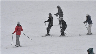 Sarıkamış Kayak Merkezi'nde kar yağışı altında kayak keyfi 