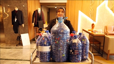 Otelde kullanılan pet şişelerin kapakları engellilere tekerlekli sandalye oluyor