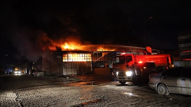 Hatay'da sanayi sitesinde çıkan yangına müdahale ediliyor