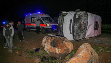 Li Diyarbekirê minibêsa karkerên înşeatê welgeriyaî 16 kes birîndar bûn