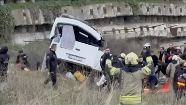 Esenyurt'ta servis midibüsü devrildi