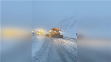 Kar yağışıyla birlikte KGM ekipleri de görev başına geçti