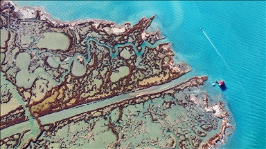 Formacionet natyrore në sipërfaqen e ujit në Lagunën Yumurtalik tërheqin vëmendje me format unike