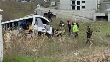 Esenyurt'ta servis midibüsünün devrilmesi sonucu 2 kişi öldü, 9 kişi yaralandı