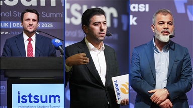 İstanbul'da düzenlenen "Uluslararası Öğrencilik Zirvesi" ilham veren konuşmalarla devam ediyor