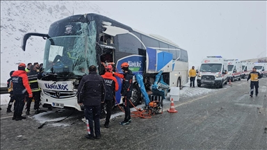 Erzincan'da otobüsün tıra çarptığı kazada 3 kişi yaralandı