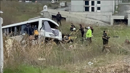 Esenyurt'ta servis midibüsünün devrilmesi sonucu 4 kişi öldü, 7 kişi yaralandı