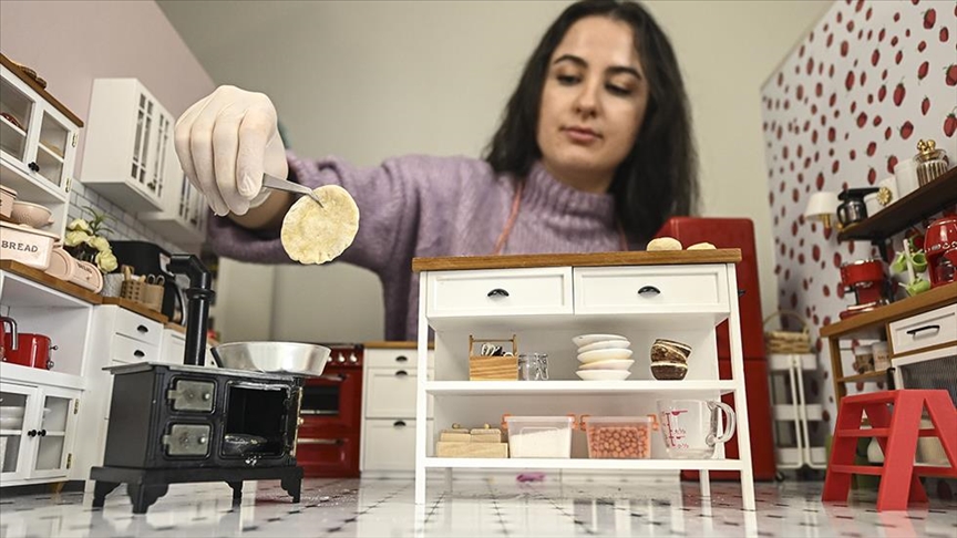 Artistja e ushqimit në miniaturë krijon pjata të vogla në shtëpi