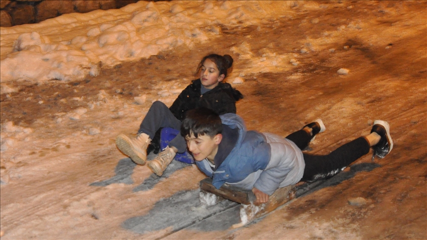 Li Hekariyê, zarokan li ser berfê xwe şiqitand, kêf kir