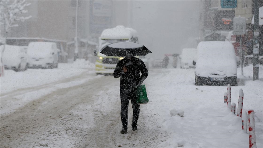 Bazı illerde kar yağışı nedeniyle eğitime bir gün ara verildi