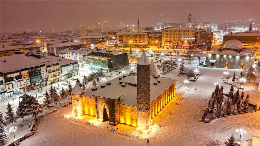 Erzurum'da beyaza bürünen tarihi yapılar havadan görüntülendi