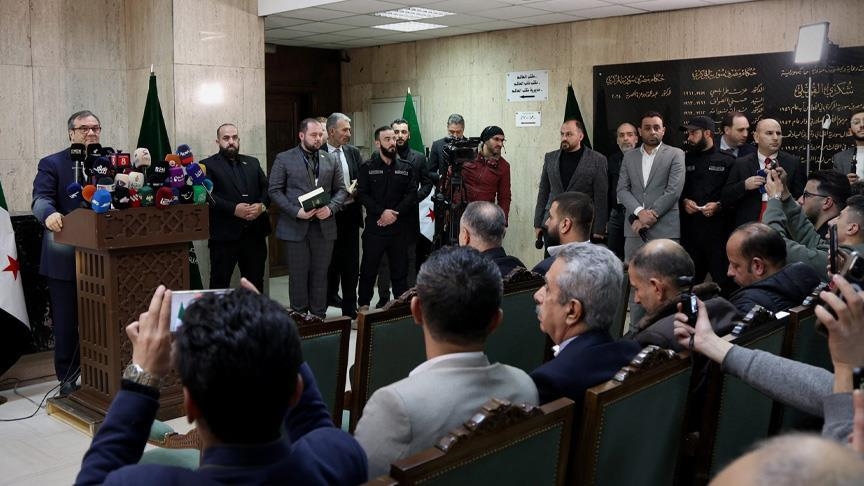 حاكم المصرف المركزي بسوريا يعلن إطلاق العملة الجديدة 