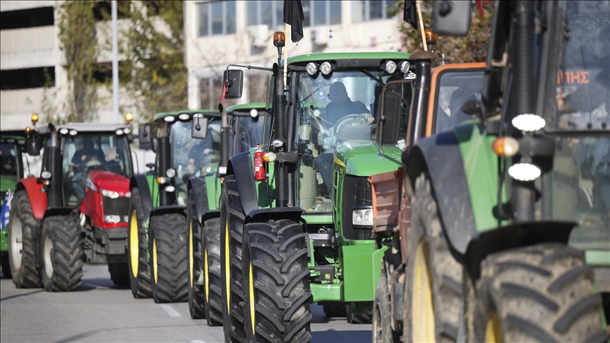 Colère des agriculteurs : intervention armée de la police à Auch, des blocages persistent dans le Sud-Ouest