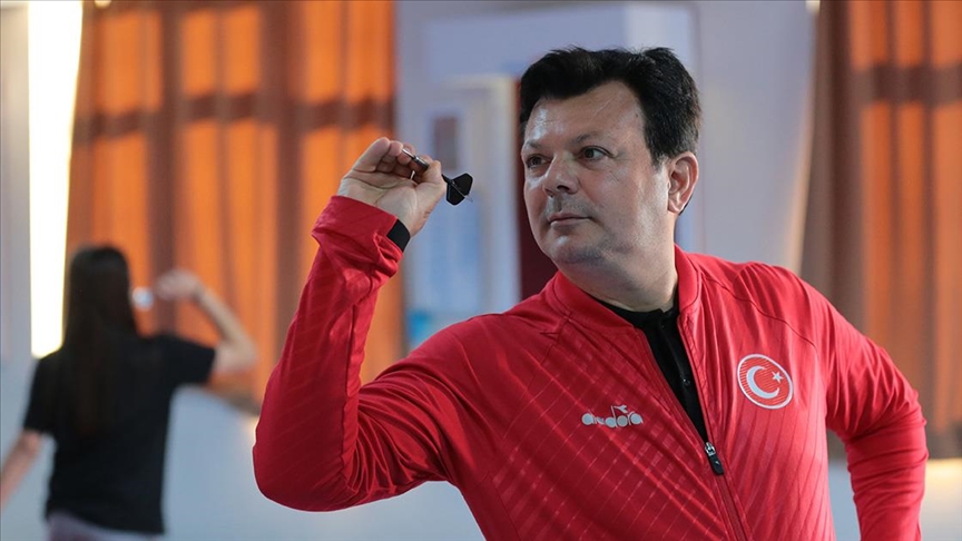 Gardiyan antrenör, 17 yılda dart milli takımına teknik direktör oldu