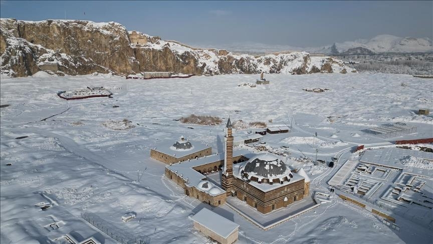 Li Wanê cih û warên dîrokî bi berfê nixumîn