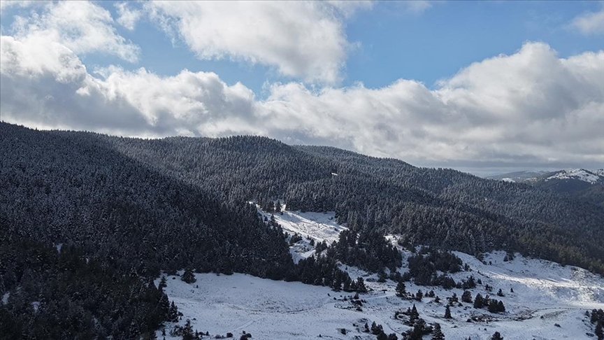 Çankırı'da beyaz örtüyle kaplanan ormanlık alanlar dron ile görüntülendi