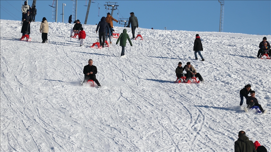 Ağrı'da çocuklar kızakla kayarak eğlendi