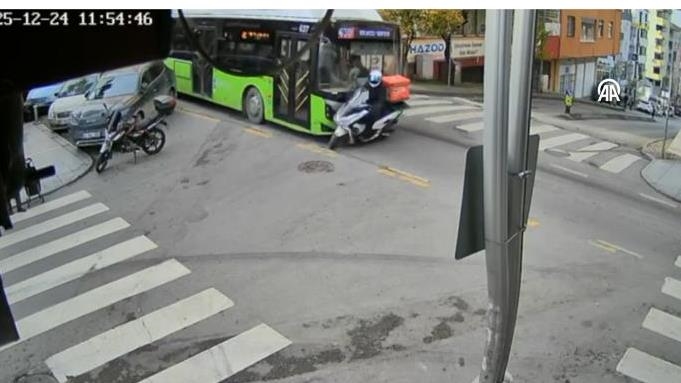 Kocaeli'de motosiklet ile belediye otobüsünün çarpıştığı kaza güvenlik kamerasında