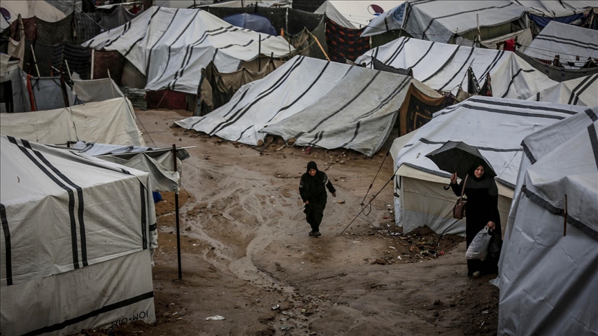 الرياح والأمطار تقتلع وتغرق خيام نازحين بغزة 