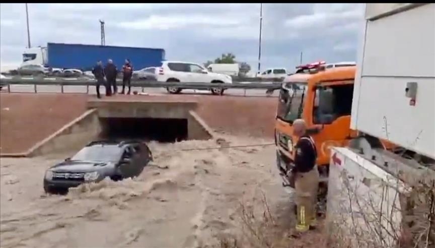 إسرائيل.. سيول تجرف سيارات وتغلق جسرا وطريقا وذروة العاصفة الاثنين