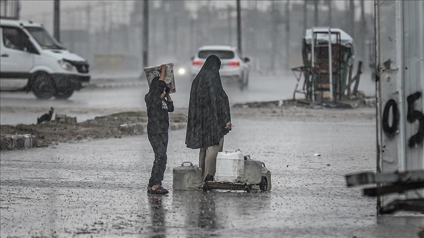 Stuhitë e fuqishme rrezikojnë të zhvendosurit në Gaza  një grua humb jetën nga shembja e një ndërtese