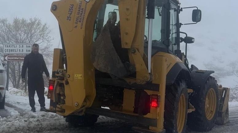 Li Batmanê rêyên 3 gundan ên ku berfê girtîbûn hatin vekirin