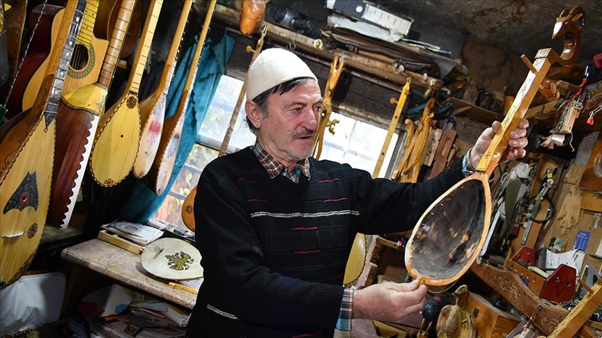 Arnavutların geleneksel müzik aleti lahuta, ustası Alia'nın ellerinde zamana direniyor