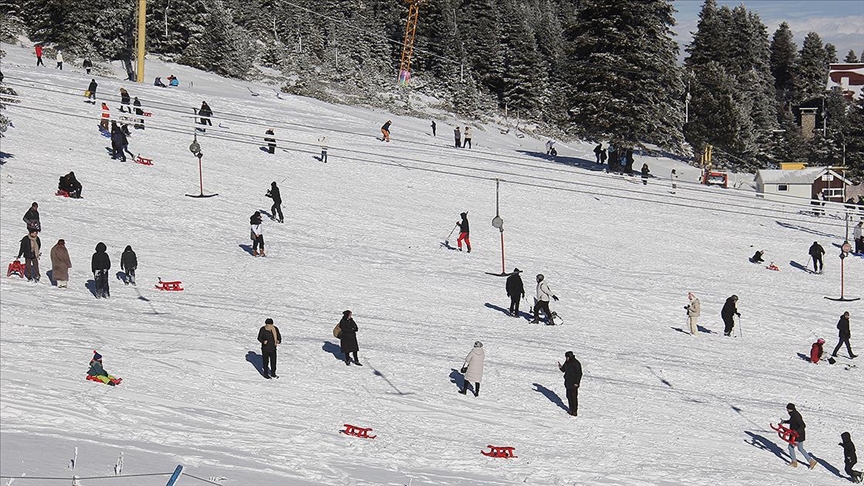 Uludağ'da hafta sonu tatilciler pistleri doldurdu