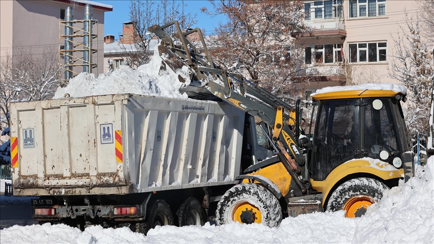 Erzurum Büyükşehir Belediyesinin "kar timleri" mücadeleye başladı
