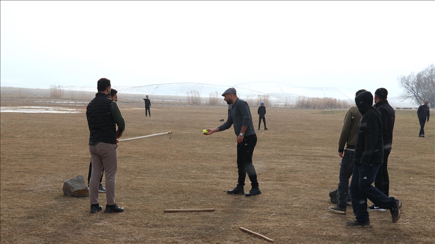 Li Panosa Agiriyê ciwan zivistanê roja xwe bi lîstika "topa daran" a li ber jibîrbûnê ye derbas dikin