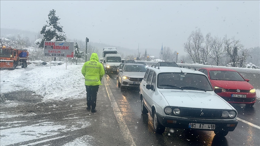Kar yağışının etkili olduğu Bolu Dağı'nda arızalanan tır ulaşımı aksattı