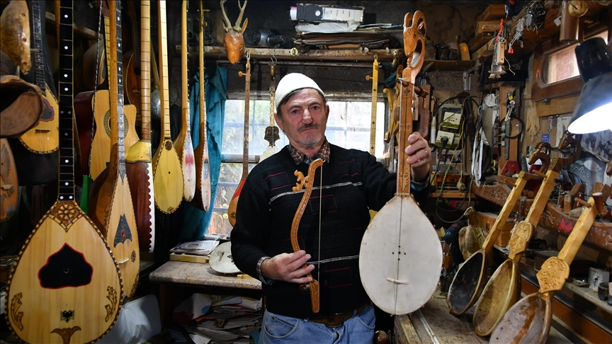 Artizani Gjelosh Alia ka prodhuar për 50 vjet qindra lahuta  instrumentin simbol të shqiptarëve tashmë në UNESCO