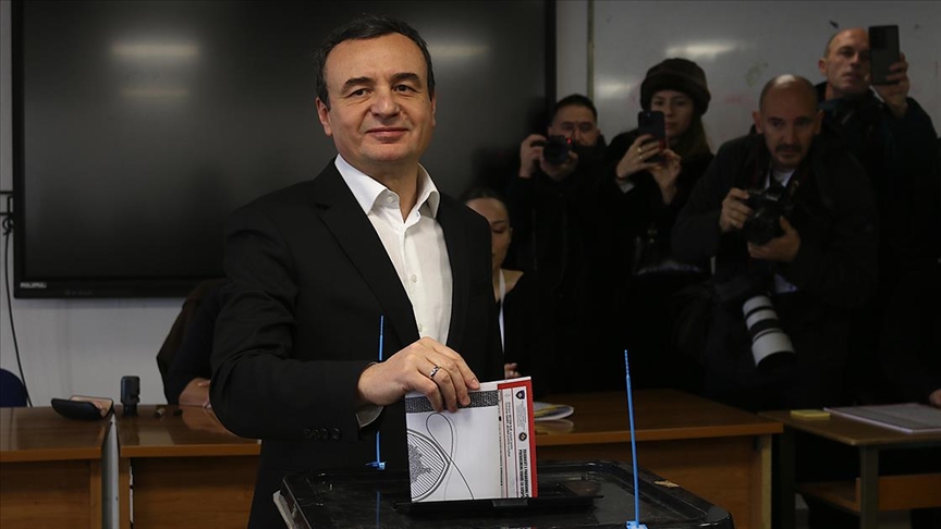 Избори во Косово: Гласаше Албин Курти, кандидатот на Движењето Самоопределување, в.д. премиер на земјата