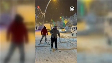 Muş'ta 3 kişi kaldırımda kayak yaparak eğlendi