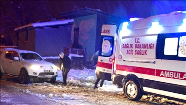 Li Bidlîsê ekîb ji bo dergûşa nexweş a li gundê ku berfê rêya wê girt, bûn seferber