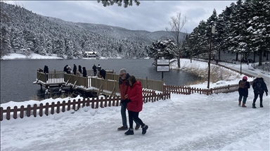 Gölcük Tabiat Parkı'nda kar yağışının ardından kış manzaraları oluştu