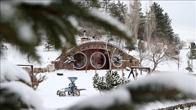 Sivas'taki "Hobbit Evleri" kar yağışının ardından güzel görüntü oluşturdu