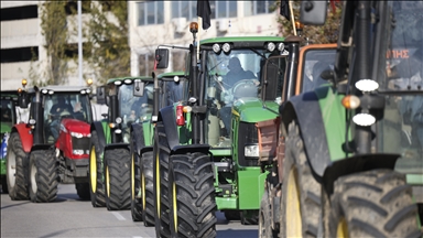 Colère des agriculteurs : intervention armée de la police à Auch, des blocages persistent dans le Sud-Ouest